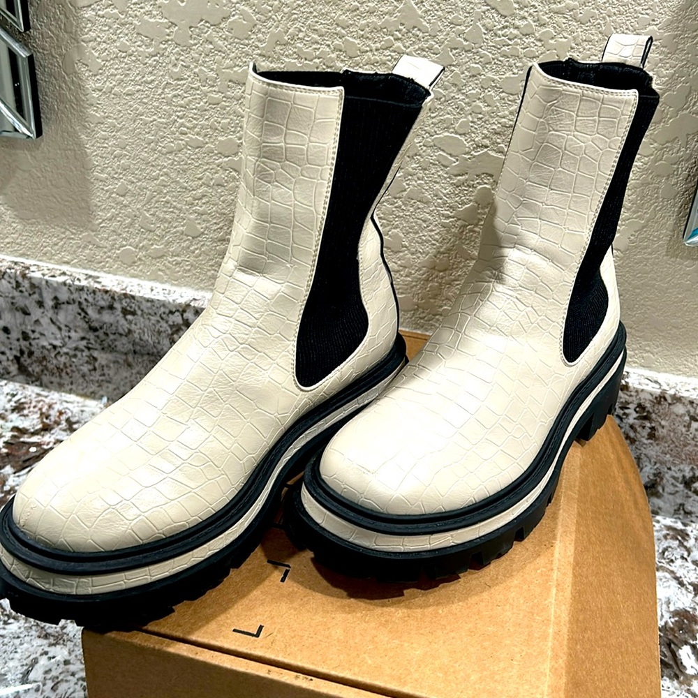 GRAB THESE!  Dr. Martens look a-like (Torgeis - New York) mid ankle boot